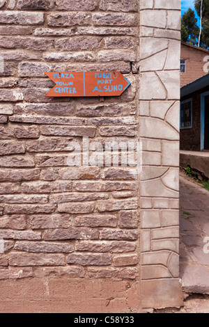 Ein Zeichen an der Wand eine Schlamm-Backstein-Haus auf der Insel Taquile auf dem Titicacasee in Peru. Stockfoto