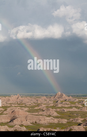 Ein Regenbogen erscheint über Badlands National Park nach einem Sommer Sturm. Stockfoto