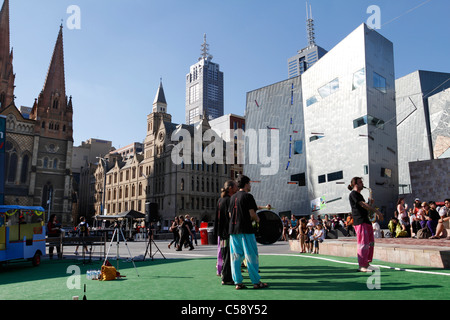 Musikern am Federation Square in Melbourne, Australien. Stockfoto