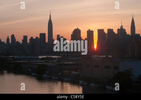 New York, NY - 30 Mai 2011 Manhattanhenge von Newtown Creek betrachtet. Stockfoto