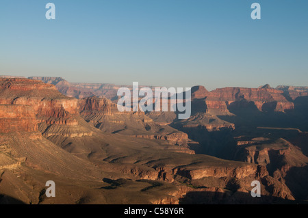 Die Sonne über einem Tal auf der South Kaibab Trail im Grand Canyon National Park Stockfoto