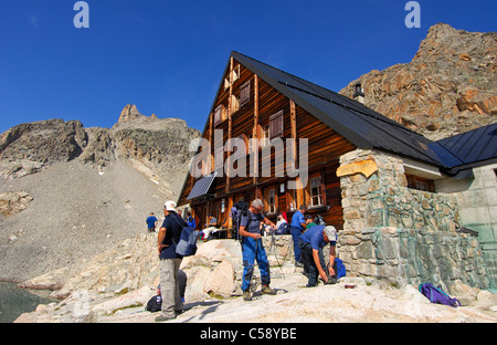 Wanderer und Alpinisten am Orny Mountainhut des Schweizer Alpen-Club, Champex-Lac, Wallis, Schweiz Stockfoto