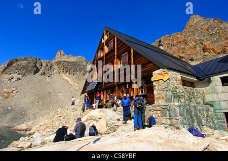 Wanderer und Alpinisten am Orny Mountainhut des Schweizer Alpen-Club, Champex-Lac, Wallis, Schweiz Stockfoto