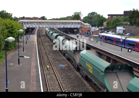 Güterzug auf der Durchreise Newbury Bahnhof, Berkshire, England, UK Stockfoto