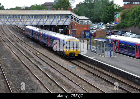 First Great Western trainiert bei Newbury Bahnhof, Berkshire, England, UK Stockfoto