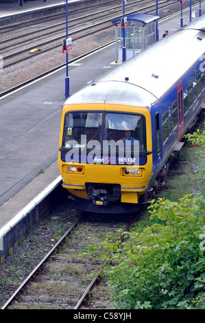 First Great Western Zug bei Newbury Bahnhof, Berkshire, England, UK Stockfoto