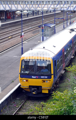 First Great Western Zug bei Newbury Bahnhof, Berkshire, England, UK Stockfoto