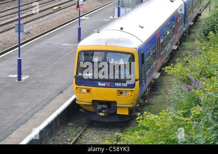 First Great Western Zug bei Newbury Bahnhof, Berkshire, England, UK Stockfoto