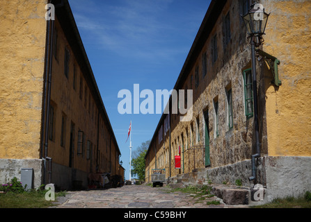 "Die Straße" (Gaden) mit dem historischen Marinestützpunkt auf Christen Insel (Christiansø), Kaserne. Stockfoto