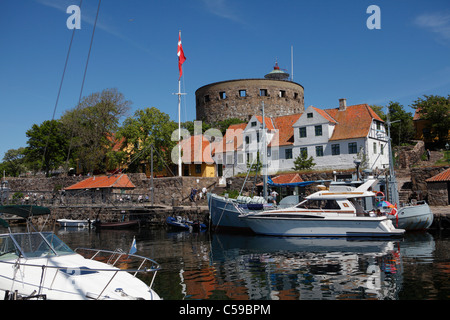 Historischen Marinestützpunkt, Christen Insel (Christiansø), mit dem 17. Jahrhundert "Great Tower" (Storetårn) hinter Stockfoto