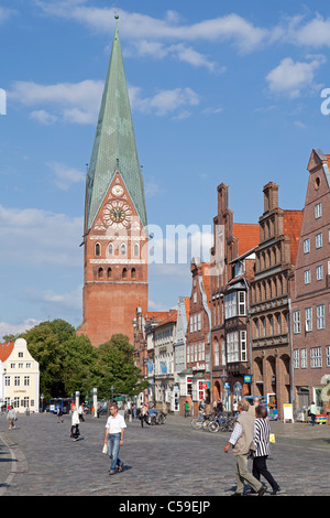 Platz "Am Sande" mit Johannis Kirche, Lüneburg, Niedersachsen, Deutschland Stockfoto