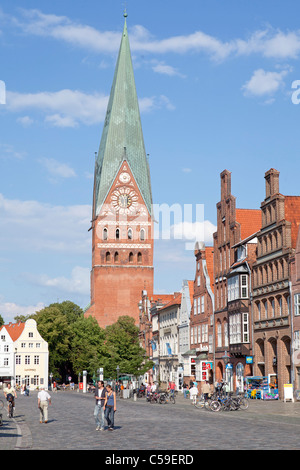 Platz "Am Sande" mit Johannis Kirche, Lüneburg, Niedersachsen, Deutschland Stockfoto