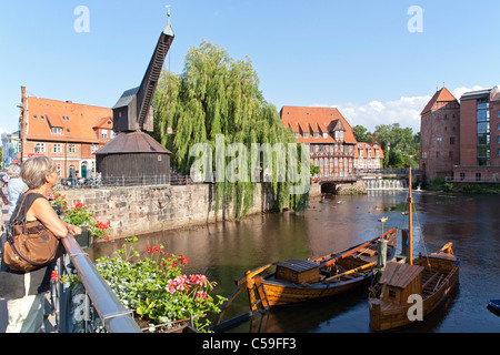 der alte Hafen mit traditionellen Boote, der alte Kran, Luener Muehles und Abtsmuehle, Lüneburg, Niedersachsen, Deutschland Stockfoto