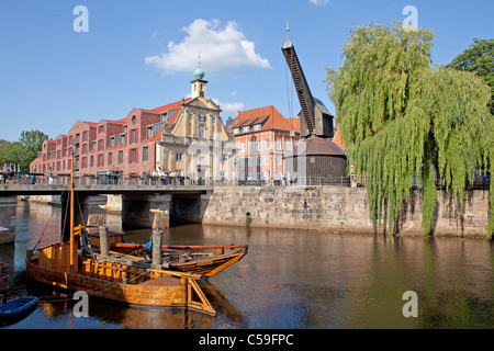 der alte Hafen mit traditionellen Booten, Hotel "Altes Kaufhaus" und der alte Kran, Lüneburg, Niedersachsen, Deutschland Stockfoto