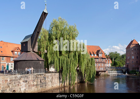 Alter Kran, Restaurnat 'Luener Muehles' und Abtsmuehle, alten Hafen, Lüneburg, Niedersachsen, Deutschland Stockfoto