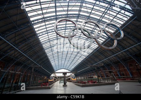 Die Olympischen Ringe in St Pancras International Rail Station am 8. Juni 2011 Stockfoto