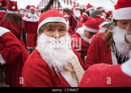 RIGA, Lettland - Dezember 12: Teilnehmer des dritten jährlichen Santas Spaß laufen & Walk in Riga, Lettland, 12. Dezember 2010 Stockfoto