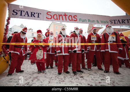 RIGA, Lettland - Dezember 12: Teilnehmer des dritten jährlichen Santas Spaß laufen & Walk in Riga, Lettland, 12. Dezember 2010 Stockfoto