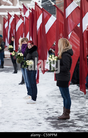 Junges Mädchen am Gedenken an der lettischen Waffen-SS-Einheit oder Legionäre am Freiheitsdenkmal in Riga, Lettland. Stockfoto