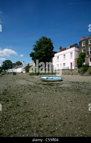 Themse bei Ebbe am Strand auf dem Grün von der Bulls Head Pub, Chiswick, London, UK Stockfoto