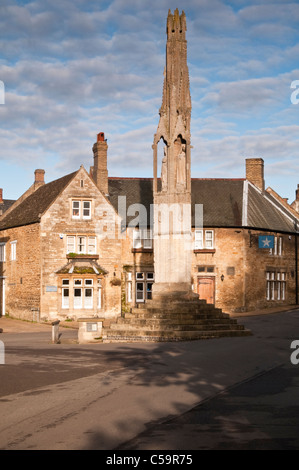 Königin Eleanor's Cross fangen die warme Morgensonne in dem Dorf Geddington in Northamptonshire, England Stockfoto