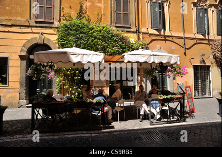 Italien, Rom, Monti Viertel, Via del Boschetto, Café im Freien Stockfoto