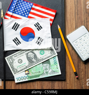 Nahaufnahme der amerikanischen und koreanischen Flagge mit Banknoten Stockfoto