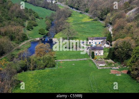 Blick Richtung Norden vom "Monsal Kopf" entlang Upperdale in Derbyshire England mit Bauernhof und Fluss Stockfoto