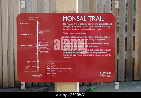 Schild am großen Longstone Bahnhof auf dem Monsal Trail Derbyshire England Stockfoto