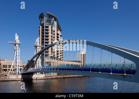 Blick über Lowry-Brücke in Richtung Lowry Theatre und Lowry Outlet Mall, Salford Quays, Greater Manchester, England Stockfoto