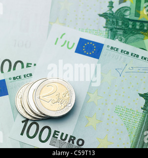 Nahaufnahme von Euro-Banknoten mit Münzen Stockfoto