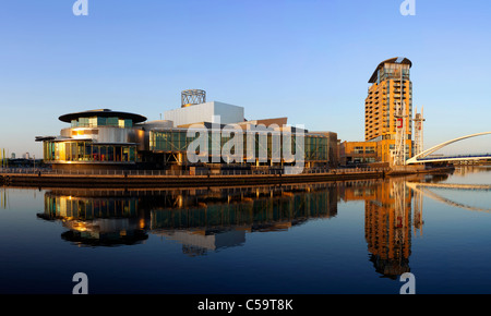 Blick über Lowry-Brücke in Richtung Lowry Theatre und Lowry Outlet Mall, Salford Quays, Greater Manchester, England Stockfoto