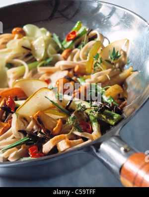 Kaninchen-Filet mit Pfifferlingen aus dem wok Stockfoto