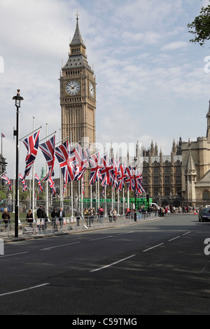DIE königliche Hochzeit, hier zu sehen ist, Parliament Square mit dem Union Jack Fahnen wehen sanft im Wind und St Stephens Turm. Stockfoto
