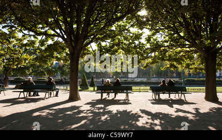 Menschen auf Parkbänken in der Herbst-Sonne entspannen. Paris. Frankreich. Stockfoto