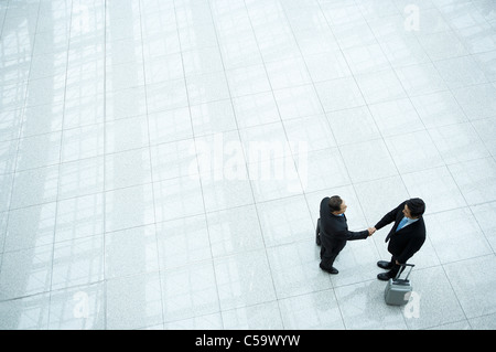 Erhöhten Winkel Ansicht von zwei Geschäftsleute Händeschütteln Stockfoto