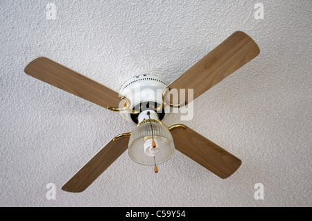 Deckenventilator mit Energiesparlampen. Stockfoto