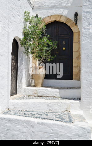 Weiß getünchten griechischen Insel Haus Eingang, Lindos, Rhodos, Griechenland Stockfoto