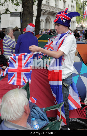 Junge britische Teenager im Union Jack Kleidung geschmückt, die für Tage lagerten in erster Hand Die königliche Hochzeit 2011 in Stockfoto