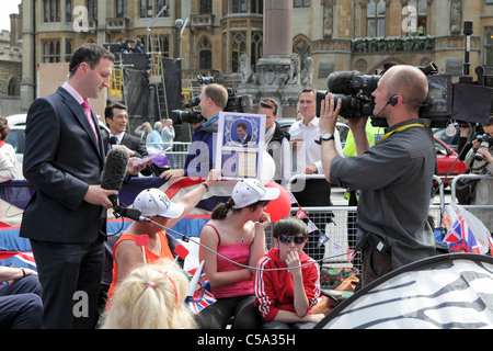 Die königliche Hochzeit 2011, intensives Interesse der Medien der Gruppe der Königlichen Ventilatoren, die ein Lager aufgeschlagen hatte gegenüber der Westminster Abbey. Stockfoto