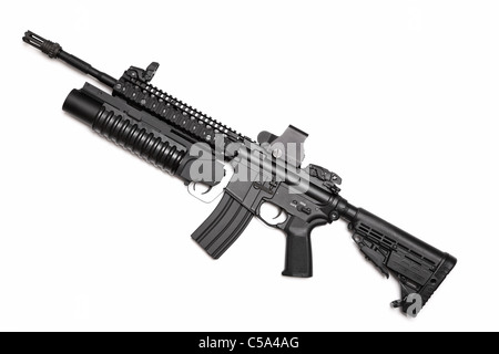 US-Spec Ops M4A1-Sturmgewehr mit RIS/RAS, Granatwerfer und taktische holographische Augen. Isoliert auf weißem Hintergrund. Stockfoto