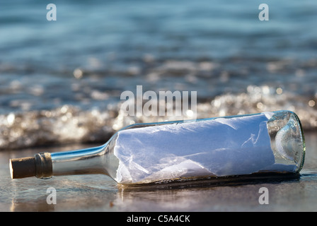 eine Flaschenpost mit Nachrichten in der Brandung Stockfoto