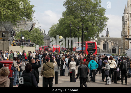 Touristen und Besucher aus der ganzen Welt besuchen Sie Westminster Abbey am Vorabend der königlichen Hochzeit im April 2011. Stockfoto