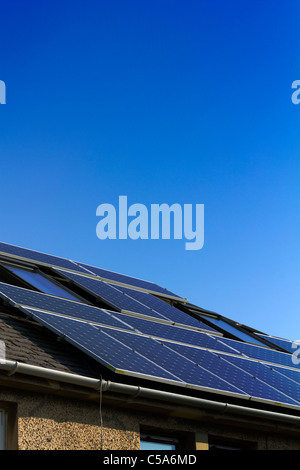 Reihenhaus mit Sonnenkollektoren auf dem Dach. Stockfoto