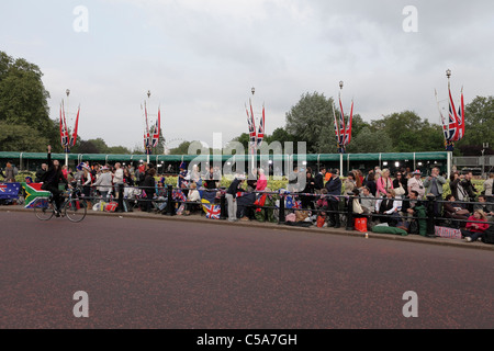 Die königliche Hochzeit 2011, werdende Royalistischen Ventilatoren, die in der Nähe von Buckingham Palace am Vorabend des Großen Tag ein Lager aufgeschlagen hatte. Stockfoto