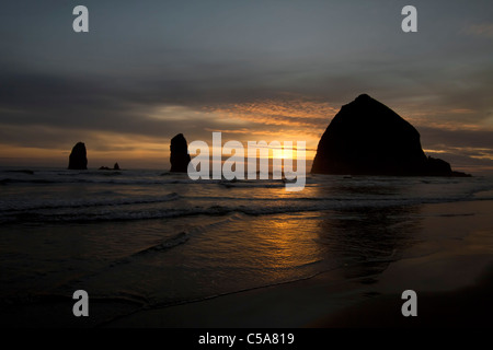 Sonnenuntergang über Haystack Rock in Cannon Beach an der Küste von Oregon Stockfoto