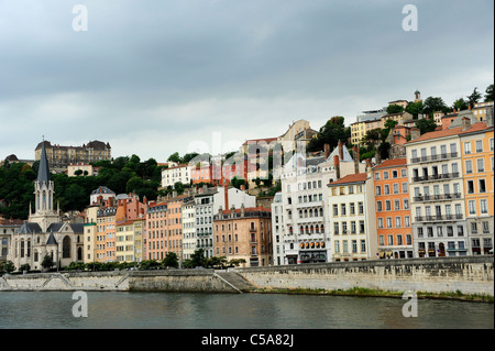 Gebäude entlang der Saône mit Blick auf Basilika Notre Dame de Fourvière Hügel.  Lyon, Frankreich. Stockfoto