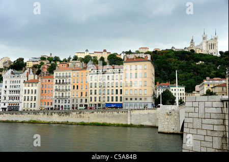 Gebäude entlang der Saône mit Blick auf Basilika Notre Dame de Fourvière Hügel.  Lyon, Frankreich. Stockfoto