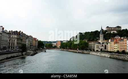 Gebäude entlang beiden Seiten des Flusses Saône. Lyon, Frankreich. Stockfoto