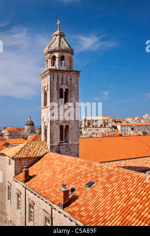 Glockenturm der Kirche und Orange Dächer der alten Stadt Dubrovnik Dalmatien Kroatien Stockfoto